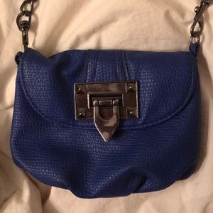 Royal blue mini shoulder bag ! On trend color